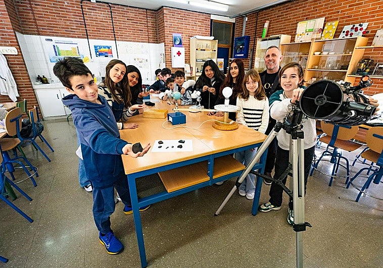 Una clase pionera de Granada encuentra meteoritos en el patio del instituto